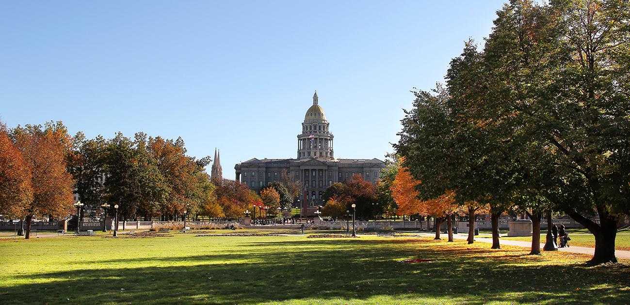 A picture of the Colorado state capitol building in the fall.