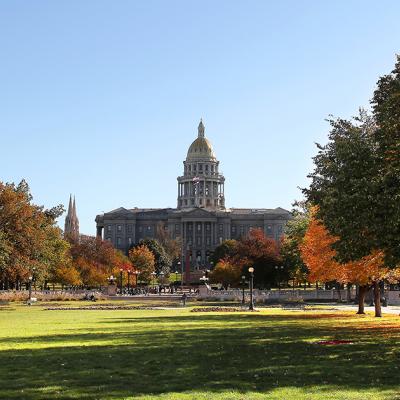A picture of the Colorado state capitol building in the fall.