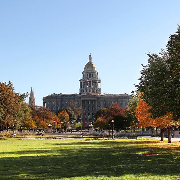 A picture of the Colorado state capitol building in the fall.